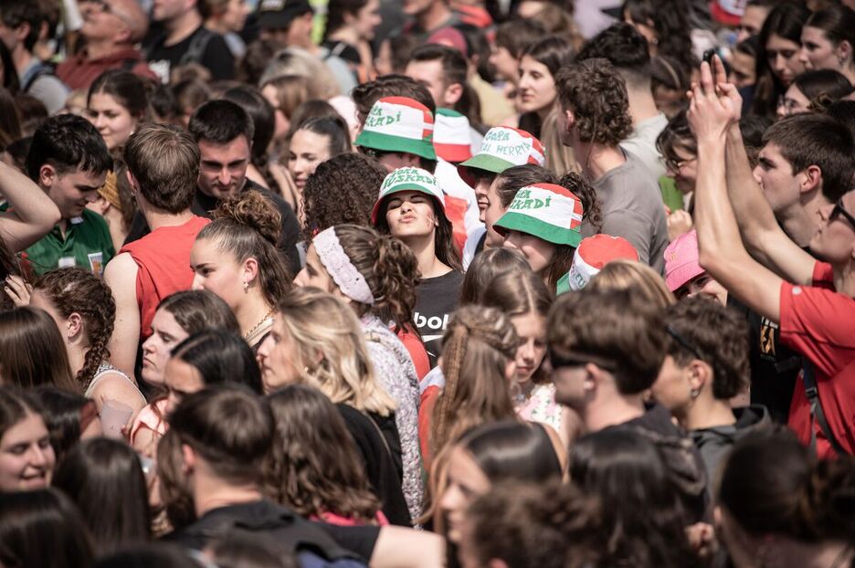 Comme chaque année, Herri Urrats a rassemblé des milliers de jeunes à Saint-Pée. 