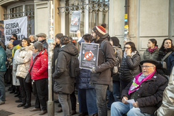 La concentración ha tenido lugar ante el Parlamento de Gasteiz. 