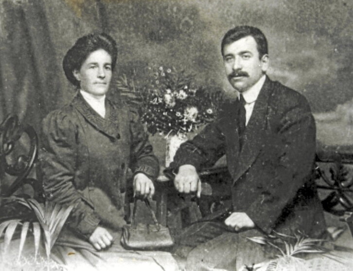 Jesusa Zabala eta Juan Bautista Bilbao emazte-senarrak. Iñigo Aranbarriren «Juan Bautista Bilbao Batxi (1887-1916)» liburutik  Bidegileak