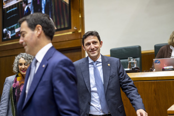 El consejero de Hacienda entra en el salón de plenos tras el lehendakari y por delante de la vicelehendakari.