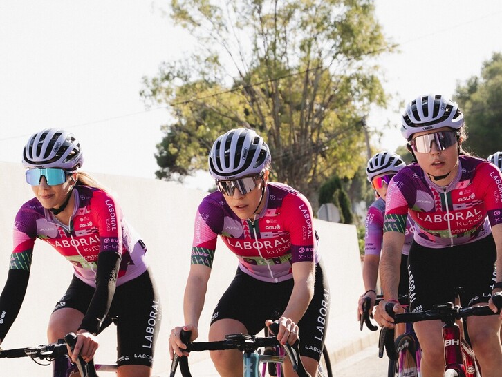 Laboral Kutxako txirrindulariak abendu amieran Alacanten egindako egonaldian, elastiko berriarekin