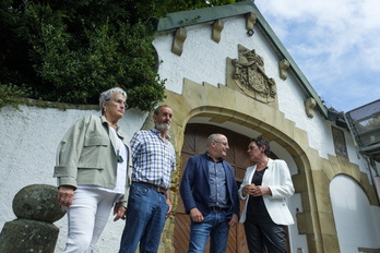 Axun y Migel Mari Lasa, hermanos de Joxean, a las puertas de La Cumbre junto a Juan Karlos Izagirre y Mertxe Aizpurua en junio de 2022. 