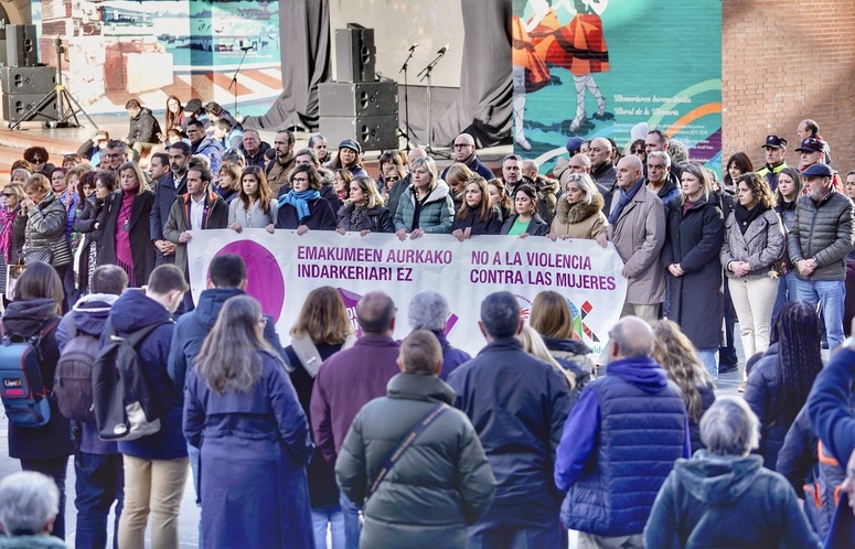 Concentración realizada en la Herriko Plaza de Barakaldo para denunciar el último asesinato machista.