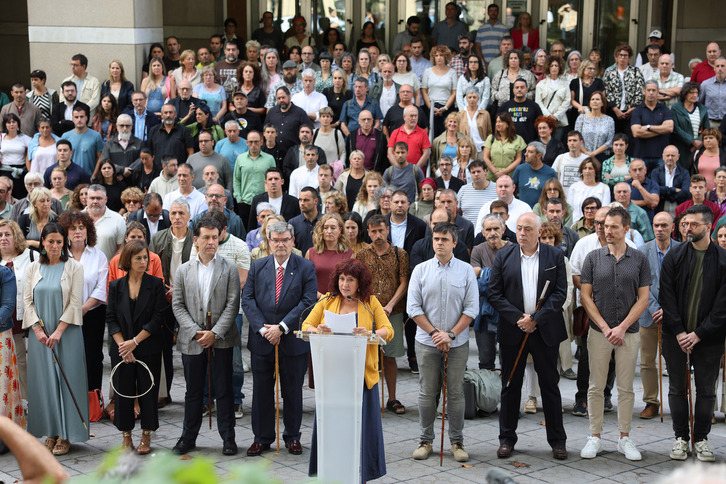 Concentración de alcaldes y electos junto a Kontseilua ante el TSJPV el pasado verano, para denunciar las sentencias contra el euskara.