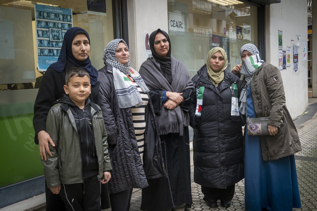 De izquierda a derecha, Hanaa Abu Alees junto a su hijo, Tahreer Abujami,  Wafa Aumar Sobih, Nahla AS Ismail y Jehan Elghnajy en las oficinas de CEAR en Euskadi en Donostia.