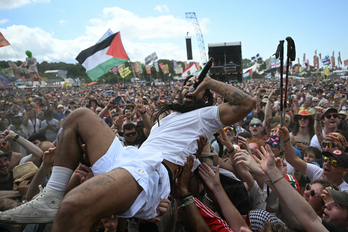Bob Vylan entre banderas palestinas en Glastonbury.