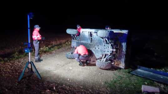 El hombre ha quedado atrapado bajo el quad.