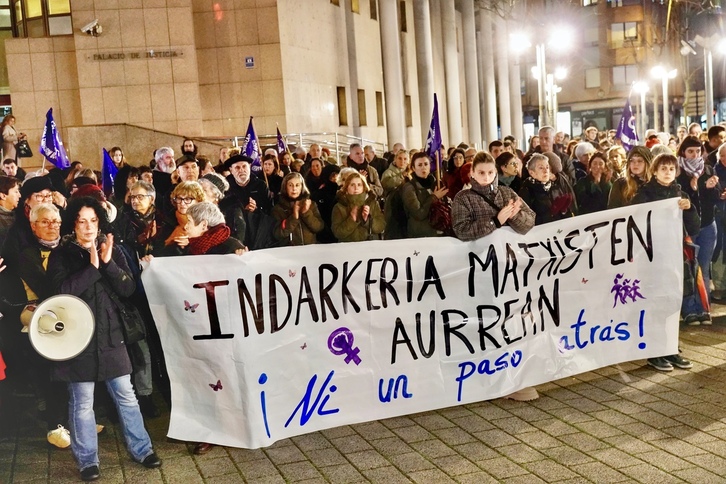 Concentración realizada en la Herriko Plaza de Barakaldo para denunciar el último crimen machista.
