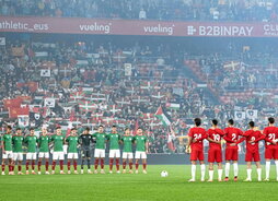 51.396 lagun elkartu ziren San Mamesen palestinar herriarekiko elkartasun hitzordu historikoan. Hurrengo orrialdean, Espainiako Vueltan egindako protestak, urriaren 15eko lanuztea eta Donostian egindako hilotzen irudikapena.