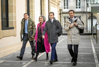 El consejero de Hacienda, la vicelehendakari primera, el lehendakari y el vicelendakari segundo, a su llegada al Parlamento.