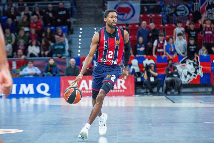 Pese a su mal partido en Valencia, Kobi Simmons seguirá en Gasteiz hasta final de temporada.