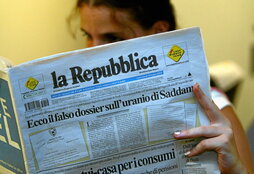 En la página anterior, una lectora del periódico emblema de la izquierda italiana que cumple 50 años. Arriba, Scalfari, su fundador, fumando antes de entrar a visitar al papa. Scalfari murió en 2022, a los 98 años.