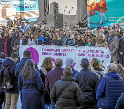 Cargos institucionales junto a vecinos de Barakaldo denunciaron el crimen machista.