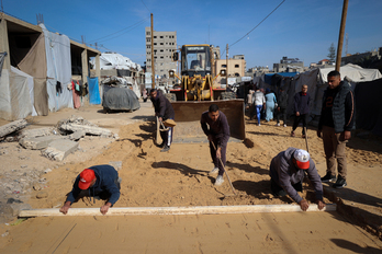 Palestinos reconstruyen una calle en el campo de Nuseirat.