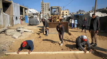 Palestinos reconstruyen una calle en el campo de Nuseirat.