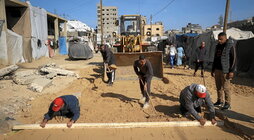 Palestinos reconstruyen una calle en el campo de Nuseirat.