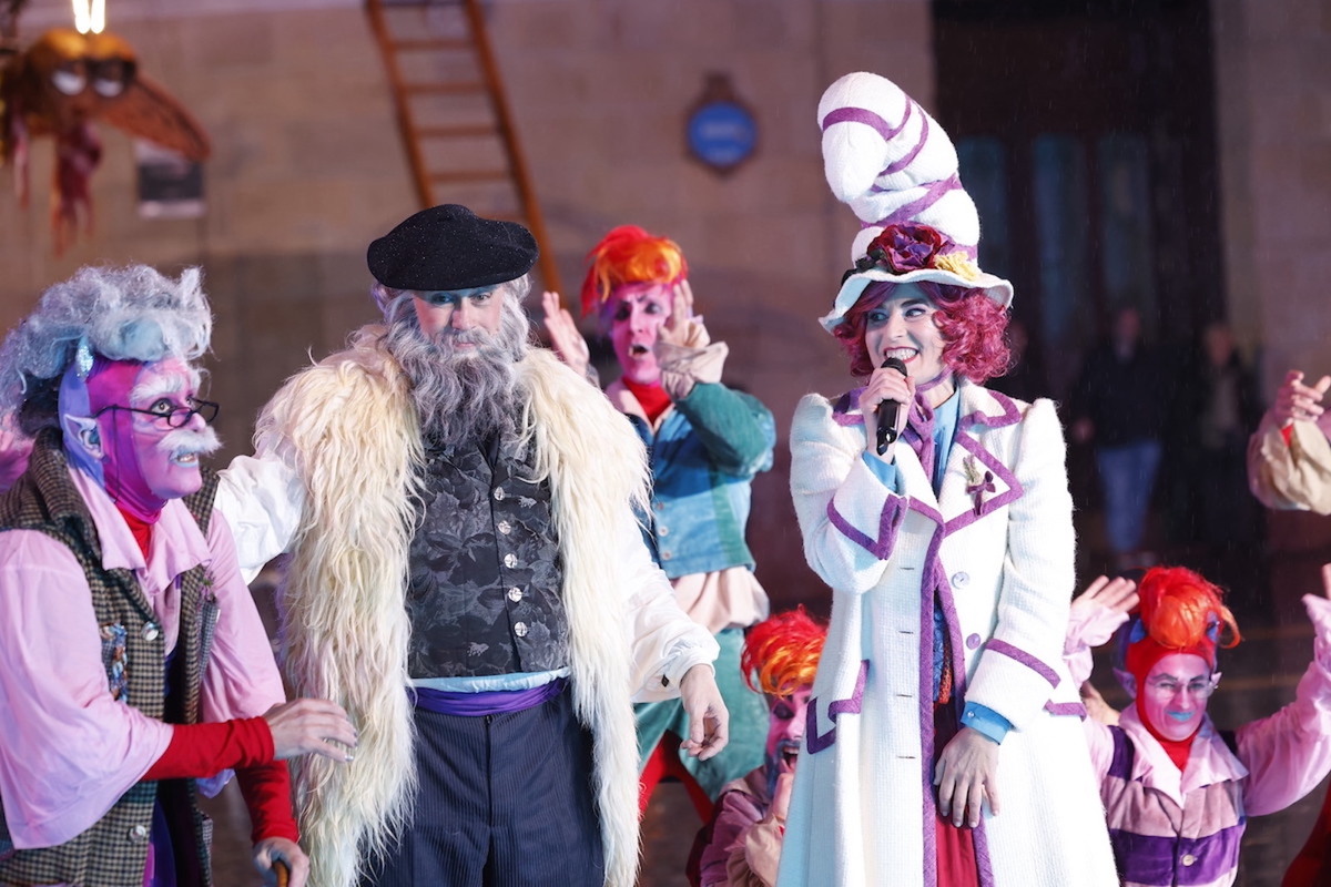 Olentzero eta Mari Domingi, Euskal Herriko kaleetatik barrena opariak banatzen hasi aurretik