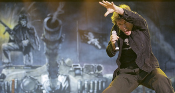 Bruce Dickinson, en acción en un concierto de Iron Maiden en Alemania en 2007.