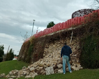 Un desprendimiento en el muro del parque de la Huella de Artxanda obliga a cerrar la zona.