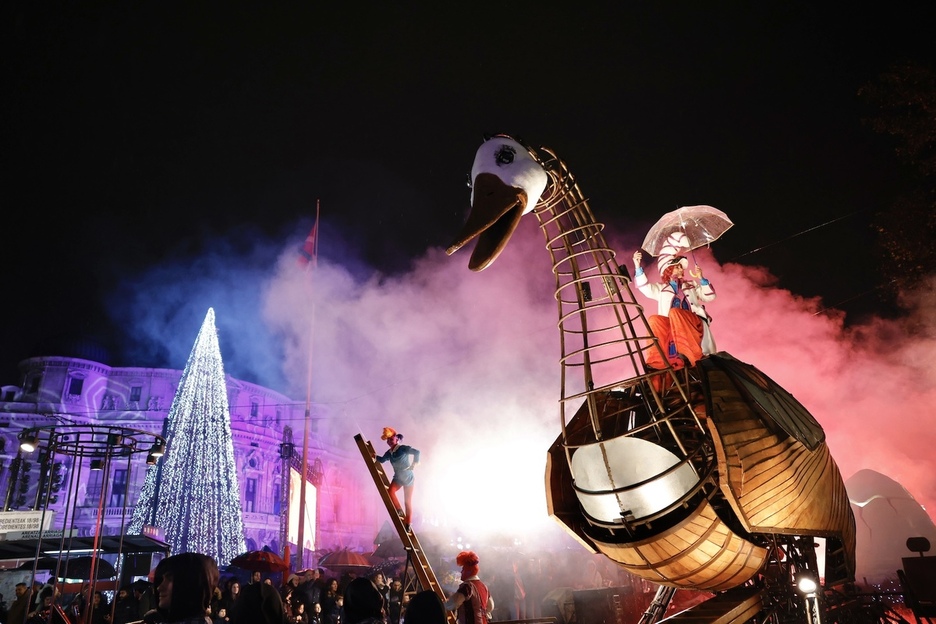 Mari Domingi antzar baten gainean heldu zen Bilboko Arriaga plazara.