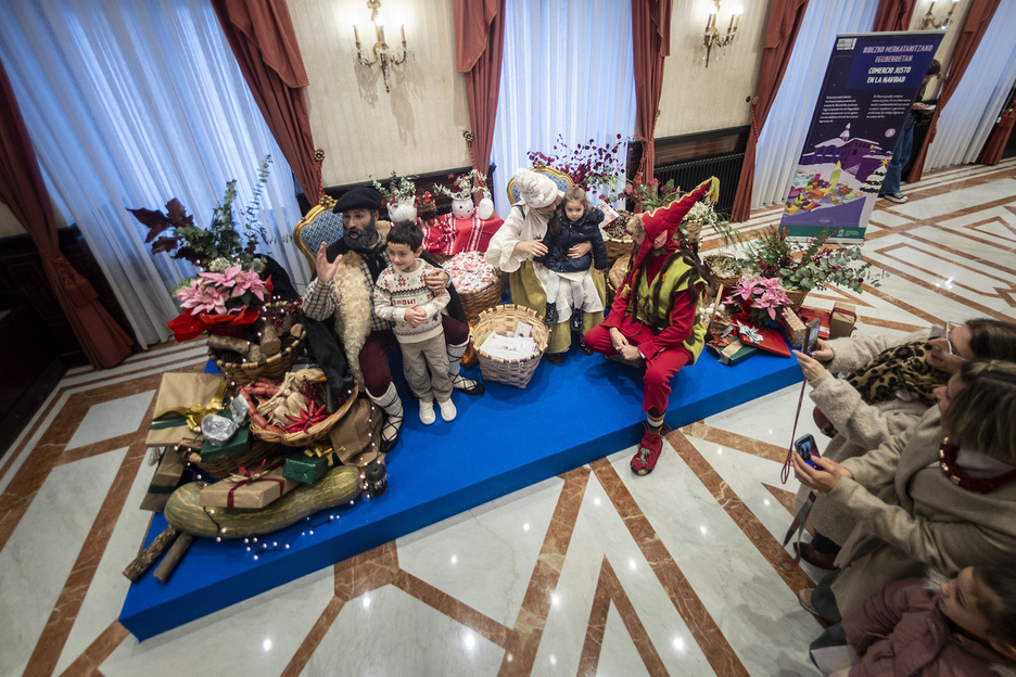 Gasteizen ere Olentzerok eta Mari Domingik haurren gutunak jaso dituzte.