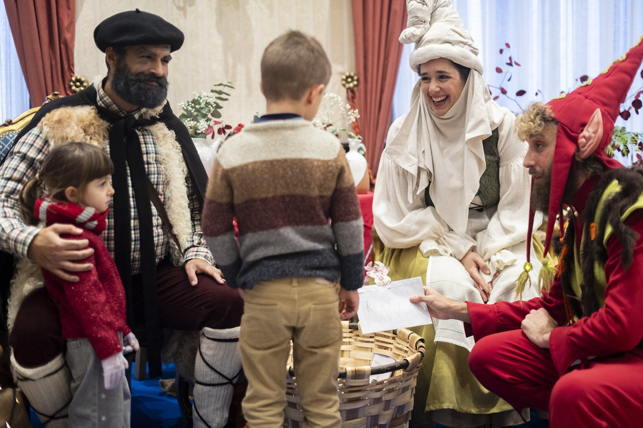Olentzero eta Mari Domingi haurrekin Gasteizen.