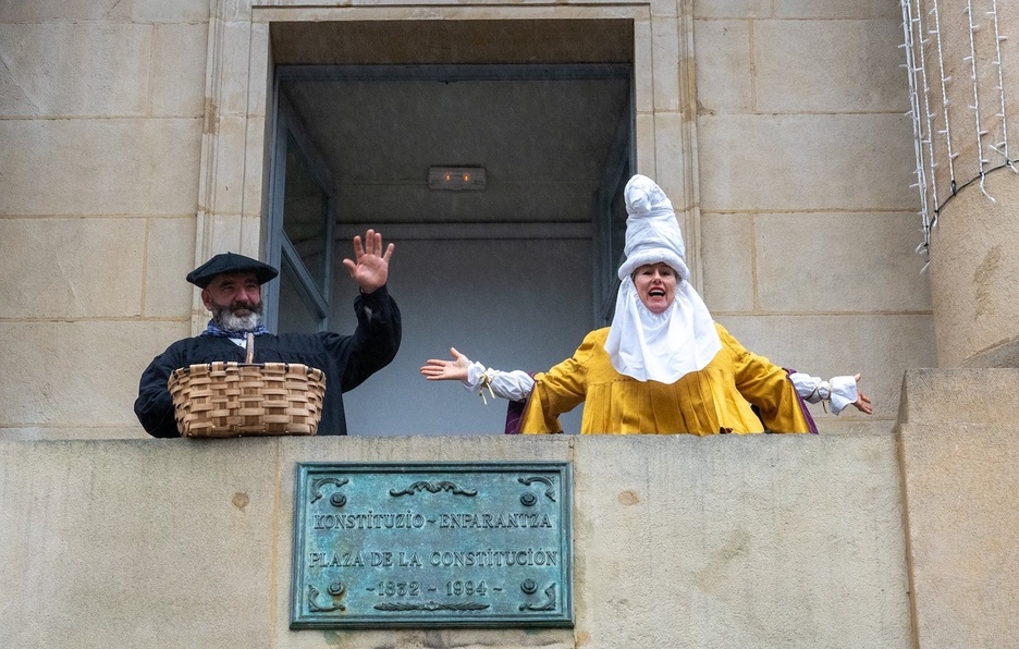 Donostiako Konstituzio plazan agertu dira Olentzero eta Mari Domingi.