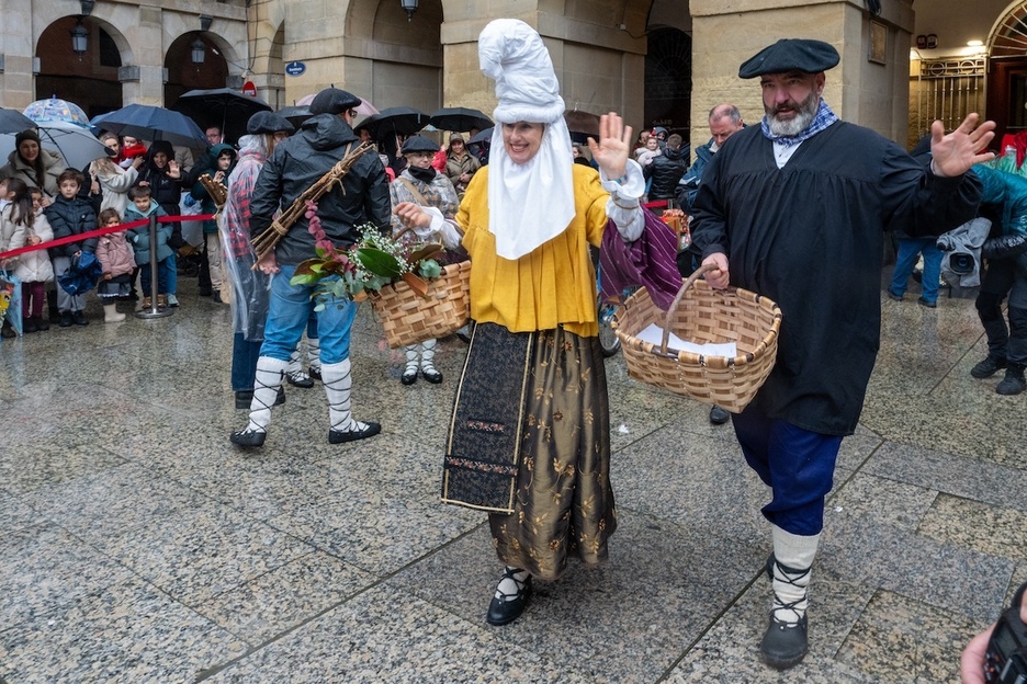 Olentzerok eta Mari Domingik Donostiako Konstituzio plaza abaitu dute kalejira.