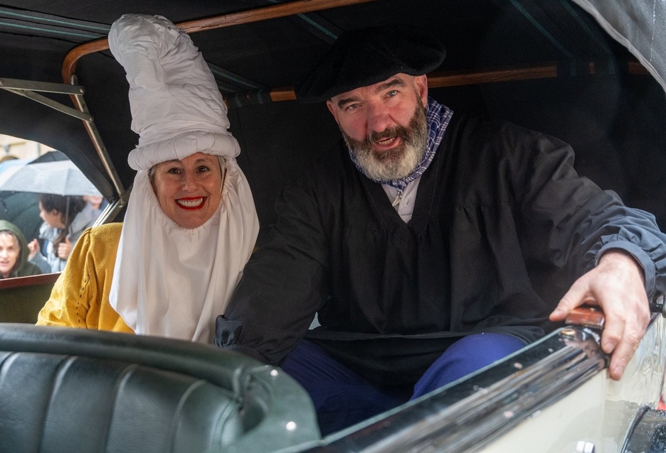 Donostiako kaleetatik ibilaldia kotxez egin dute.