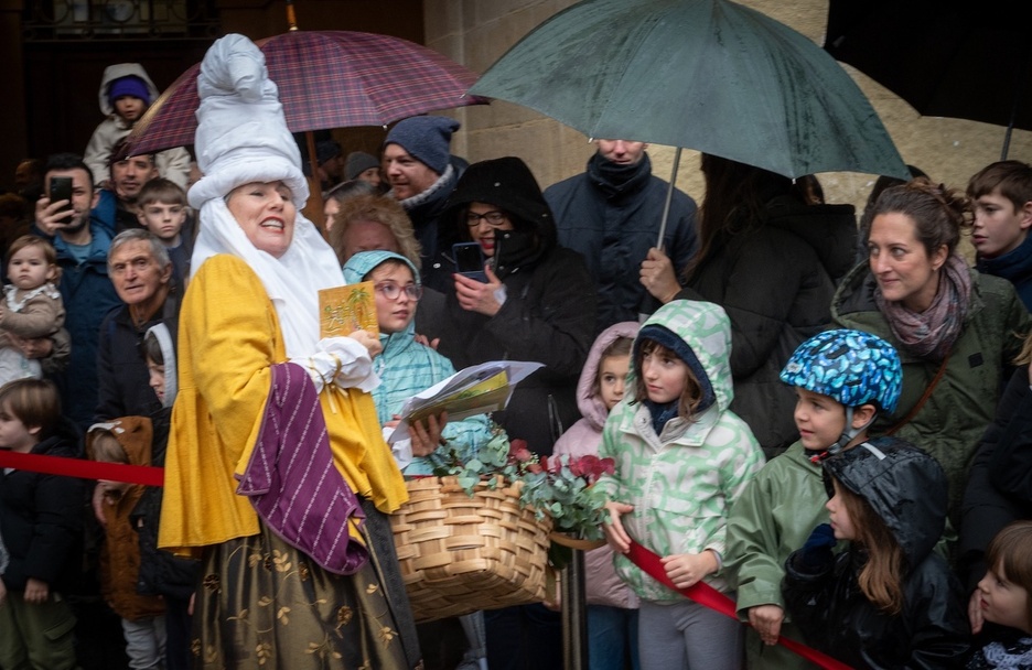  Mari Domingi, Donostiako haurren eskutitzak jasotzen.