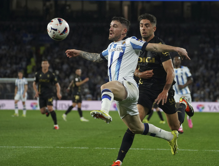 Javi Galán, en un partido entre la Real y el Cádiz, el año pasado.