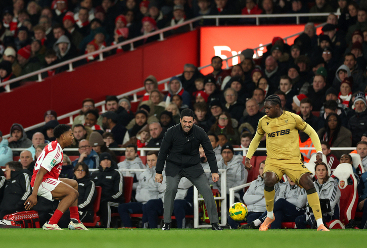 Mikel Arteta, técnico del Arsenal, dando órdenes en un partido en Inglaterra.