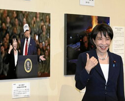 Takaichi levanta el pulgar ante una foto suya con Trump.