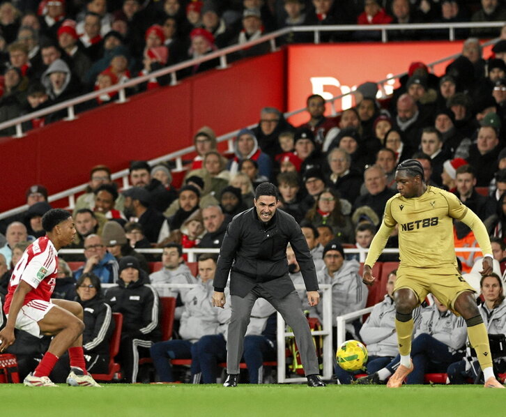 Mikel Arteta, técnico del Arsenal, dando órdenes en un partido en Inglaterra.