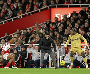 Mikel Arteta, técnico del Arsenal, dando órdenes en un partido en Inglaterra.
