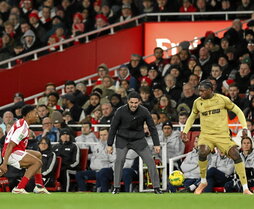 Mikel Arteta, técnico del Arsenal, dando órdenes en un partido en Inglaterra.