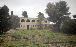 Excavadoras trabajan para reabrir una colonia israelí evacuada hace dos décadas al sur de Jenin.