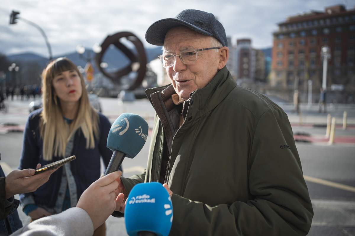 Azkarraga, junto a Bego Atxa en Bilbo, el día después de la gran movilización de enero. (Aritz Loiola | Foku)