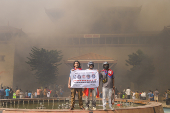 Las protestas de la Generación Z en Nepal (en la foto la quema de la sede del Parlamento en Katmandú), uno de los acontecimientos del año más allá del radar disruptivo de Trump.