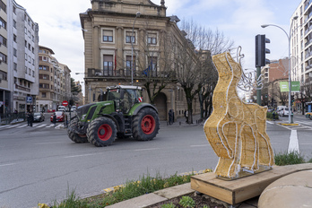 Tractores ante la Delegación del Gobierno español en Iruñea el pasado 10 de diciembre.