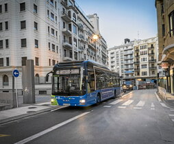 Una unidad de Dbus circula por la capital guipuzcoana.