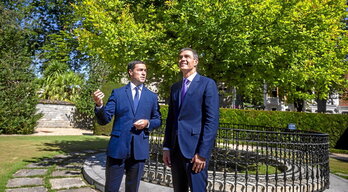 Imanol Pradales y Pedro Sánchez caminan por Ajuria Enea, donde se reunieron tras la toma de posesión del lehendakari.