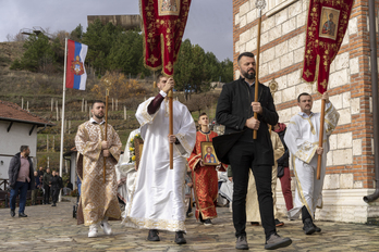 En Mitrovica, durante la celebración de san Demetrio, los feligreses dan tres vueltas al centro de cullto.