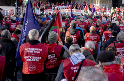 Manifestación de pensionistas por la ILP en Gasteiz.
