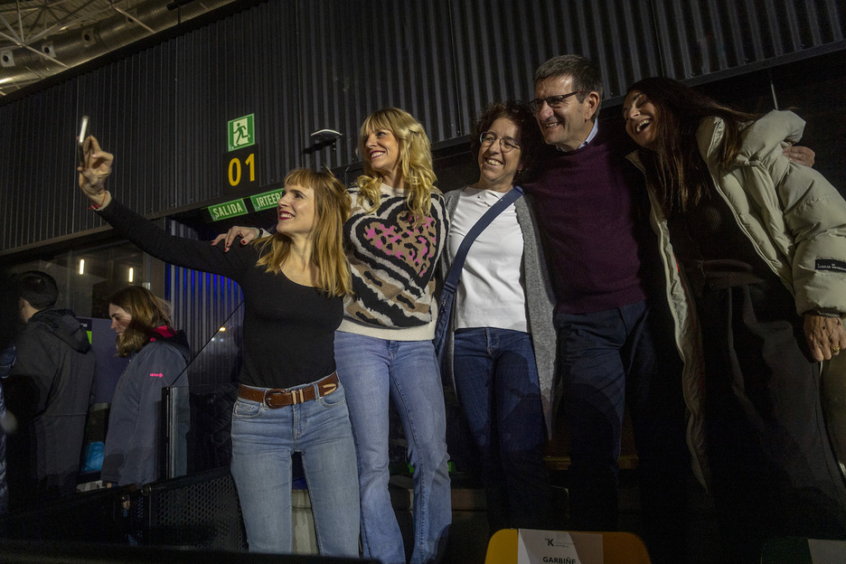 Selfie bat egiteko aukera ere baliatu dute batzuek.