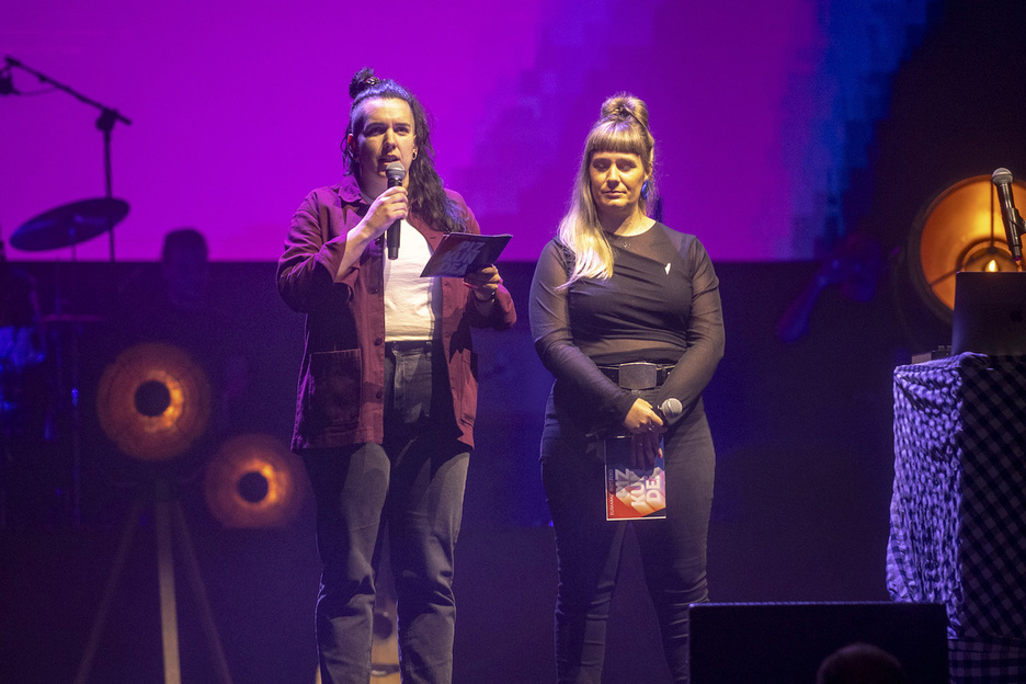 Ane Elordi Korrikako arduraduna eta Goiatz Urkijo Euskaraldiaren koordinatzaileak eman diote hasiera ekitaldiari.