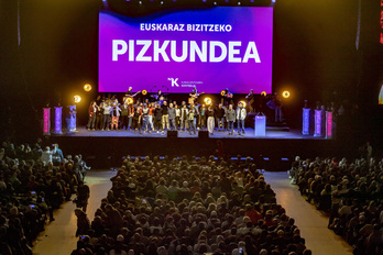 Euskalgintzaren Kontseiluaren erakunde partaideetako ordezkariak, bukaeran.