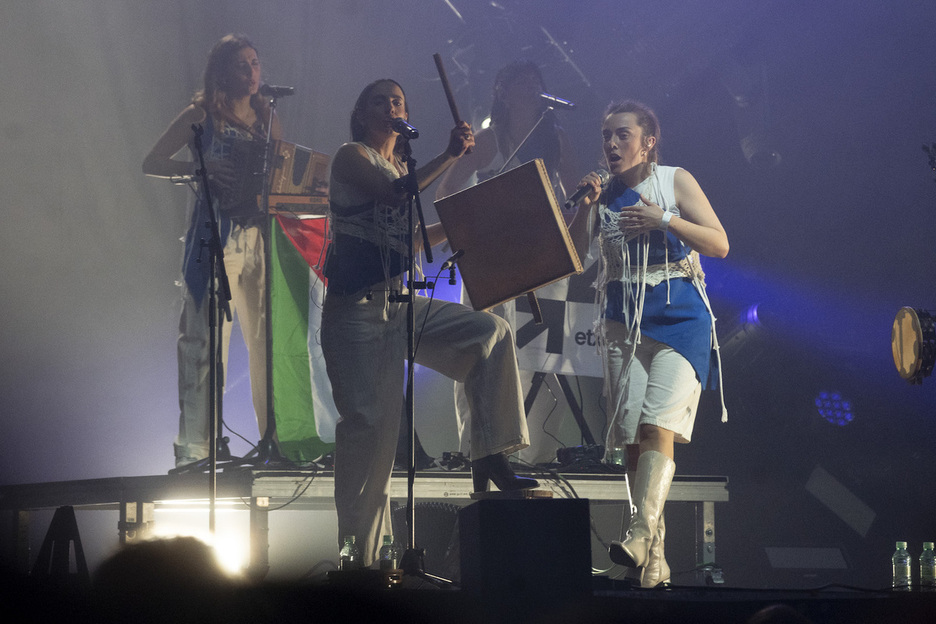 Neomak taldearen emanaldia.