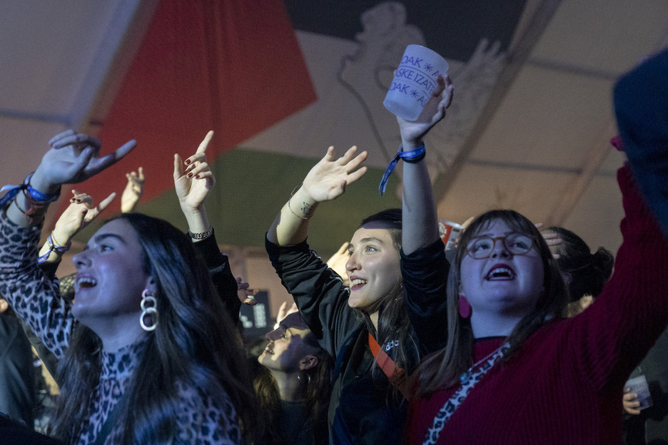 Lehen orduetako kontzertuekin gozatzen.