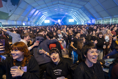 Milaka gazte batu dira Atarrabiako karpetan.